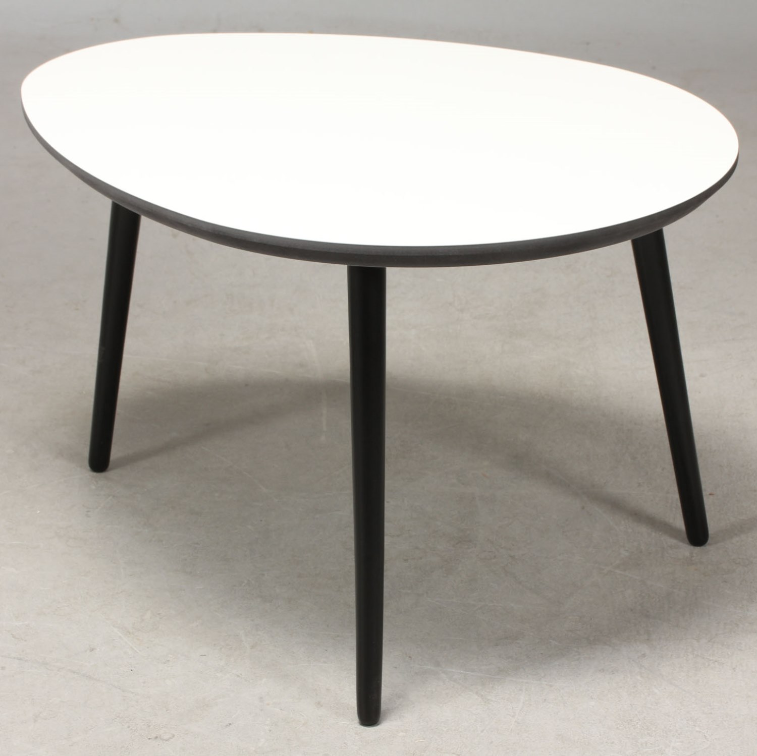 CT 20 - dråbeformet sofabord i hvid laminat med sorte træben, 3 størrelser. 107 x 79 cm Højde 45 cm