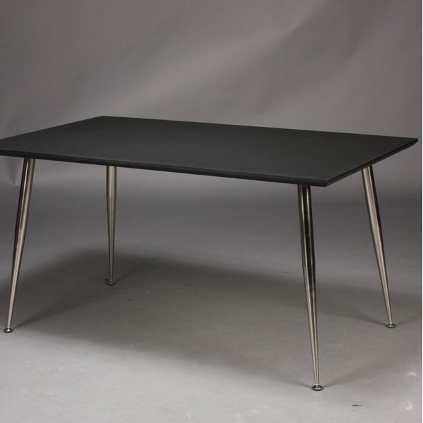 Dimm - Skrivebord, sort hjtrykslaminat, metal ben 130 x 70 cm