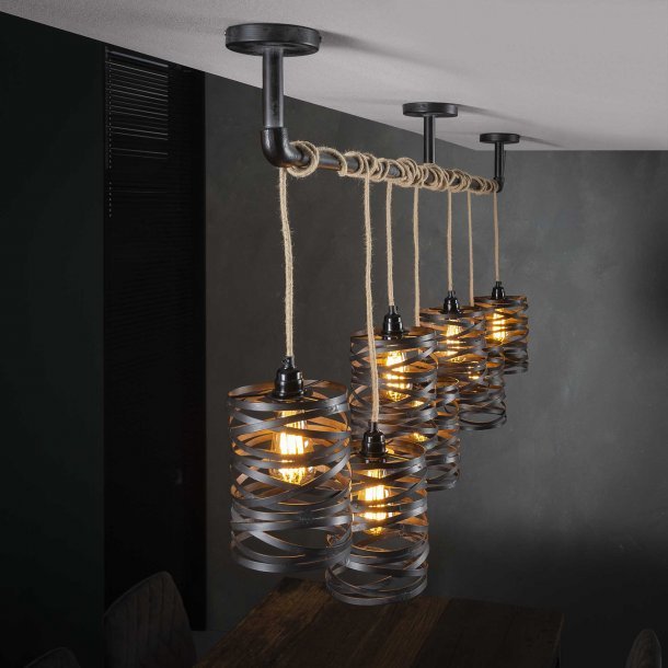 Loftlampe med fem skrme i vredet metal.