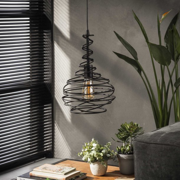 Twisty - Lampe med konisk snoet sort metal.