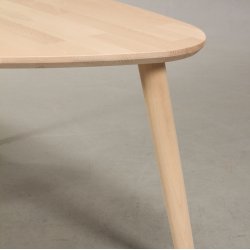 Lumber - sofabord i massiv bg,  organisk trekant 80 x 60 cm