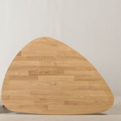 Lumber - sofabord i massiv eg,  organisk trekant 80 x 60 cm