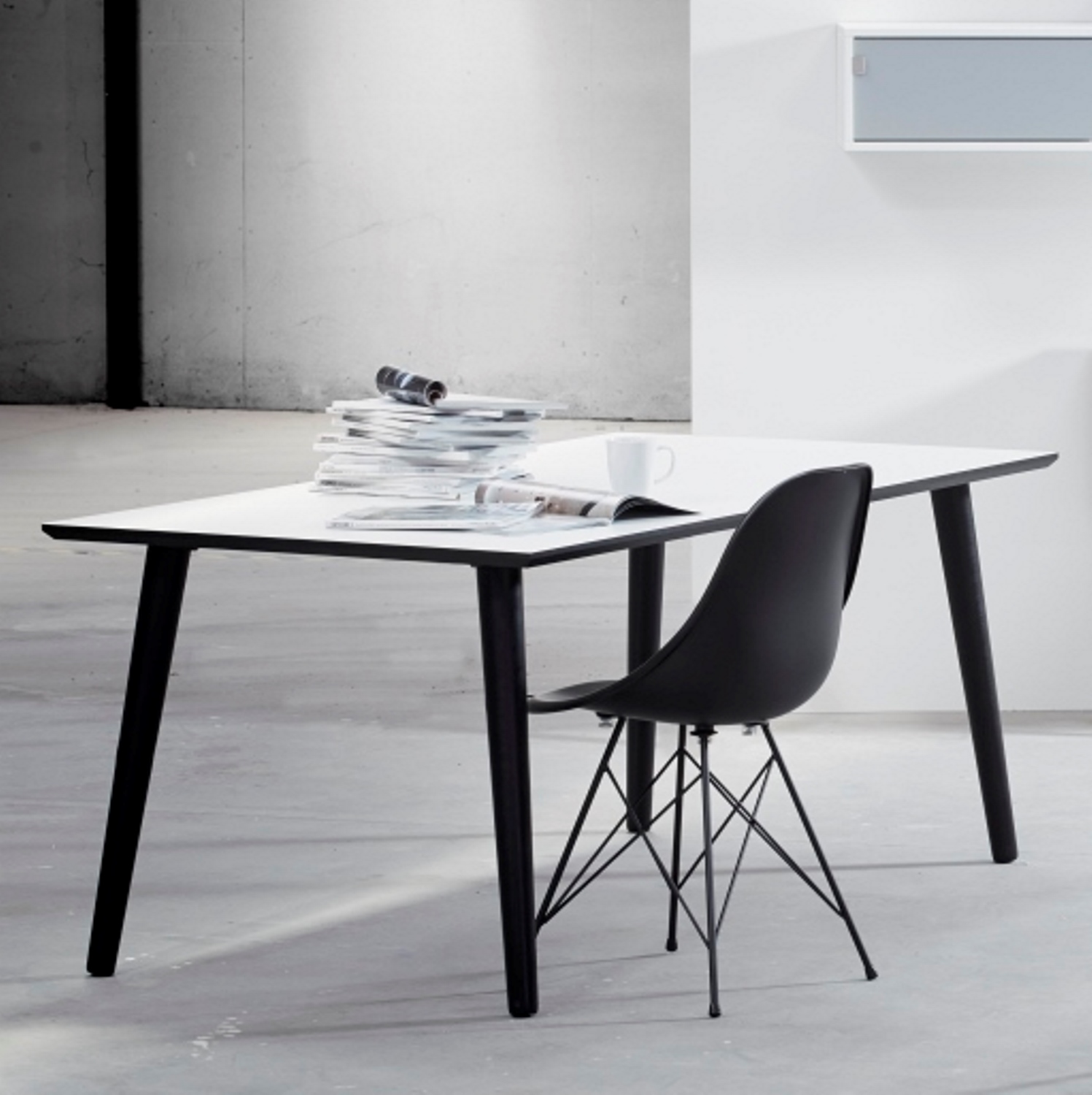 DT 110 - spisebord, hvid laminat med sorte træben 180 x 90 cm